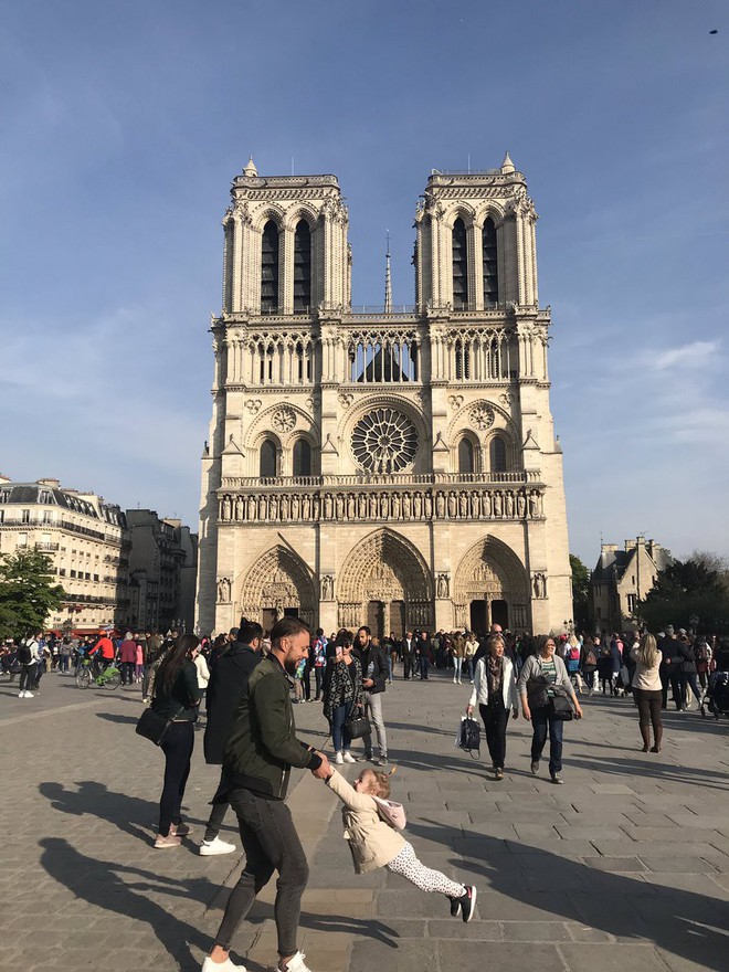 Cư dân mạng tìm kiếm hai cha con chụp ảnh trước Nhà thờ Đức Bà Paris ngay trước vụ hỏa hoạn - Ảnh 2.
