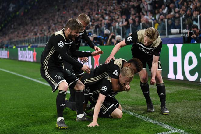 Loại Ronaldo v&agrave; đồng đội, Ajax Amsterdam lập kỷ lục v&ocirc; tiền kho&aacute;ng hậu - Ảnh 1.