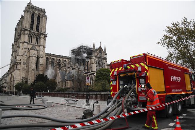 Điều tra nguyên nhân cháy Nhà thờ Đức Bà Paris có thể kéo dài vài tuần  - Ảnh 1.