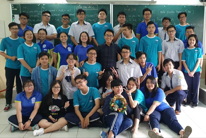 Chấm b&agrave;i kiểm tra, thầy gi&aacute;o trẻ hạnh ph&uacute;c kh&ocirc;ng thốt n&ecirc;n lời khi ph&aacute;t hiện nhiều tr&ograve; d&aacute;n ảnh m&igrave;nh v&agrave;o &ocirc; ghi điểm - Ảnh 4.