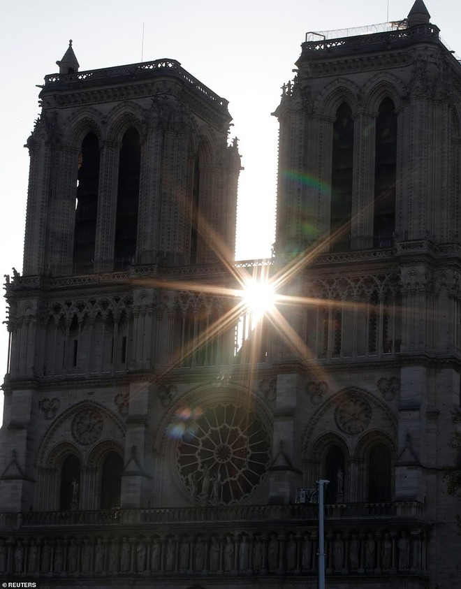 Tổng thống Pháp hứa tu sửa Nhà thờ Đức Bà Paris còn đẹp hơn trước khi quỹ đóng góp vừa cán mốc 1 tỷ Euro - Ảnh 6.