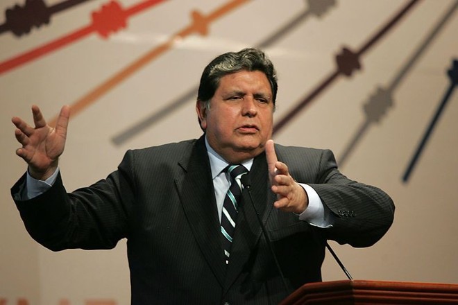 Cựu Tổng thống Peru nổ súng tự sát - Ảnh 1.
