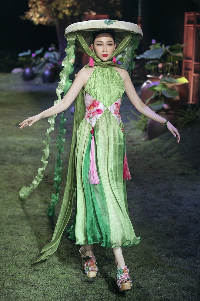 Tuyết Lan v&agrave; Kha Mỹ V&acirc;n t&aacute;i xuất tại show của NTK Thủy Nguyễn: C&ocirc; n&agrave;o cũng tr&ograve;n đầy ph&uacute;c hậu hơn xưa - Ảnh 3.