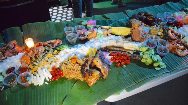 Ăn tiệc kiểu người Philippines: không muỗng, không đũa, không cả bát đĩa, thức ăn được bày trên lá chuối - Ảnh 2.