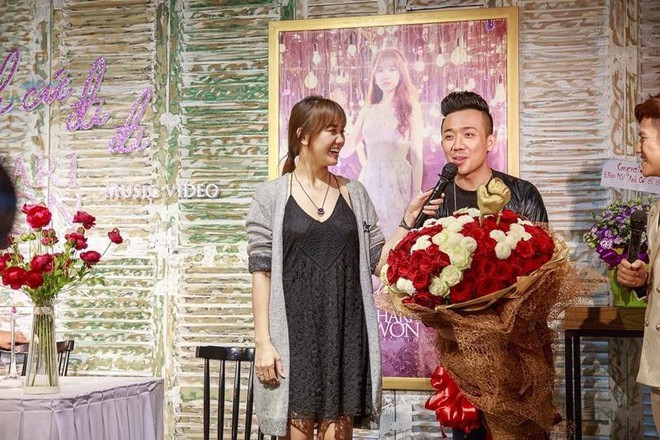 Mu&ocirc;n kiểu tỏ t&igrave;nh của sao Vbiz: Người cướp s&oacute;ng truyền h&igrave;nh, người l&ecirc;n tận đỉnh n&uacute;i n&oacute;i lời trăm năm - Ảnh 10.