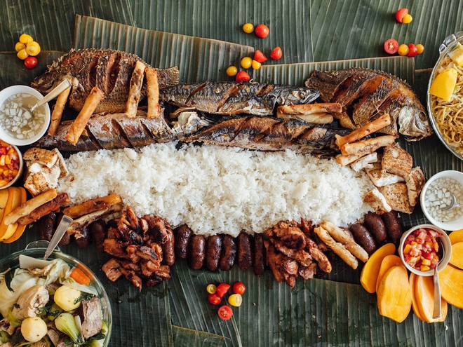 Ăn tiệc kiểu người Philippines: không muỗng, không đũa, không cả bát đĩa, thức ăn được bày trên lá chuối - Ảnh 3.