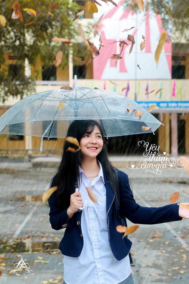 Phó nháy ngã vào bụi cây vì chụp ảnh quá có tâm nhưng điều dân mạng chú ý nhất lại là nhan sắc của nữ chính - Ảnh 8.