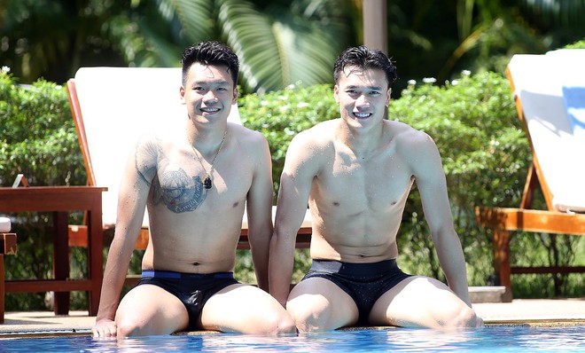 Trời nắng 40 độ cũng không nóng bằng dàn trai đẹp của Hà Nội FC khoe body bên bể bơi như thế này - Ảnh 3.