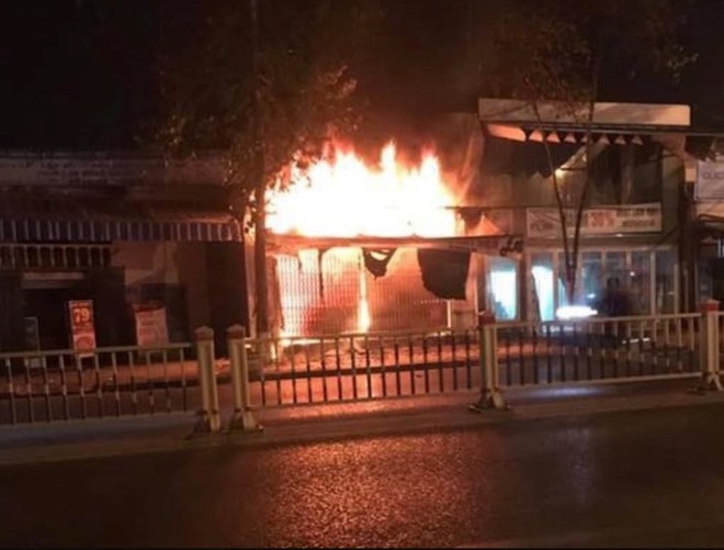 2 vợ chồng c&ugrave;ng con g&aacute;i 12 tuổi tử vong thương t&acirc;m trong căn nh&agrave; bốc ch&aacute;y ng&ugrave;n ngụt l&uacute;c rạng s&aacute;ng - Ảnh 2.