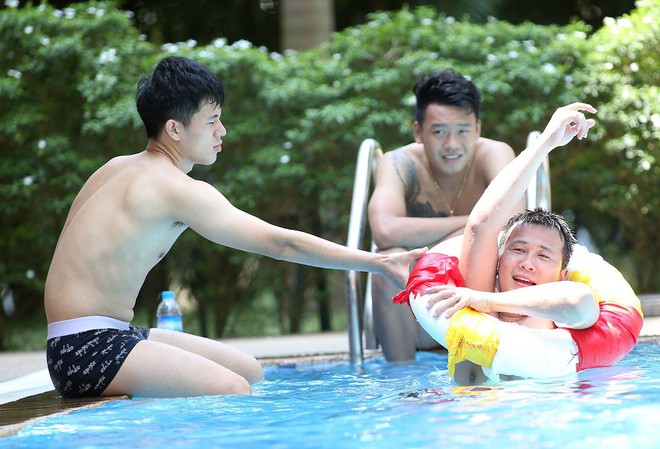 Trời nắng 40 độ cũng không nóng bằng dàn trai đẹp của Hà Nội FC khoe body bên bể bơi như thế này - Ảnh 4.