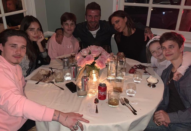 H&igrave;nh ảnh ấm &aacute;p nhất ng&agrave;y: Khoảnh khắc tương t&aacute;c hiếm hoi giữa David Beckham v&agrave; bạn g&aacute;i của con trai lớn - Ảnh 4.