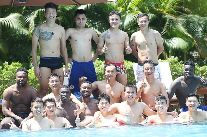 Trời nắng 40 độ cũng không nóng bằng dàn trai đẹp của Hà Nội FC khoe body bên bể bơi như thế này - Ảnh 1.