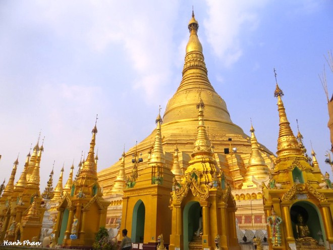 Quang Hải v&agrave; c&aacute;c đồng đội thăm ng&ocirc;i ch&ugrave;a d&aacute;t 90 tấn v&agrave;ng tại Myanmar - Ảnh 3.