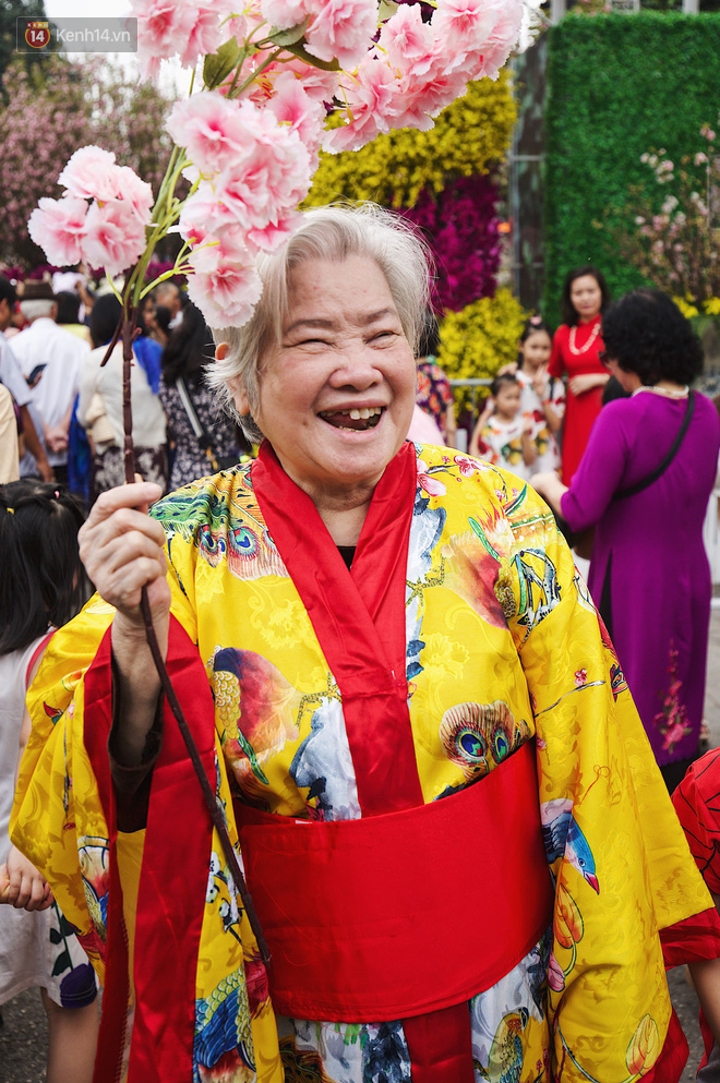 Người dân Thủ đô chen chúc tham gia, check - in tại lễ hội hoa anh đào 2019 dịp cuối tuần - Ảnh 8.