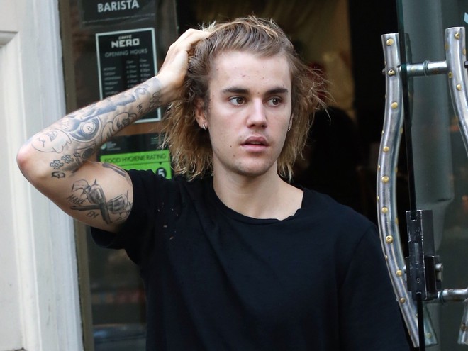 Ơn giời, Justin Bieber đ&atilde; rũ bỏ h&igrave;nh ảnh l&ocirc;i th&ocirc;i lếch thếch, t&uacute;t lại vẻ đẹp trai như thời kỳ đỉnh cao rồi! - Ảnh 2.