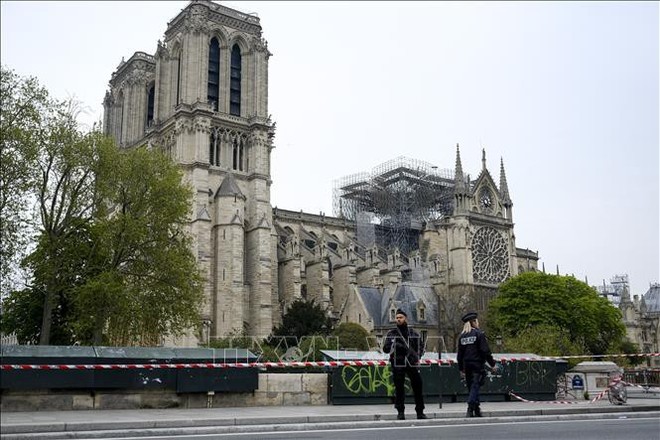 Dựng tạm một gian thánh đường ở sân trước Nhà thờ Đức Bà Paris vừa bị cháy - Ảnh 1.