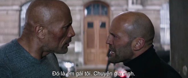 Dùng tay kéo cả trực thằng, trailer Hobbs and Shaw khiến fan tròn mắt hỏi định luật vật lí đâu rồi? - Ảnh 2.