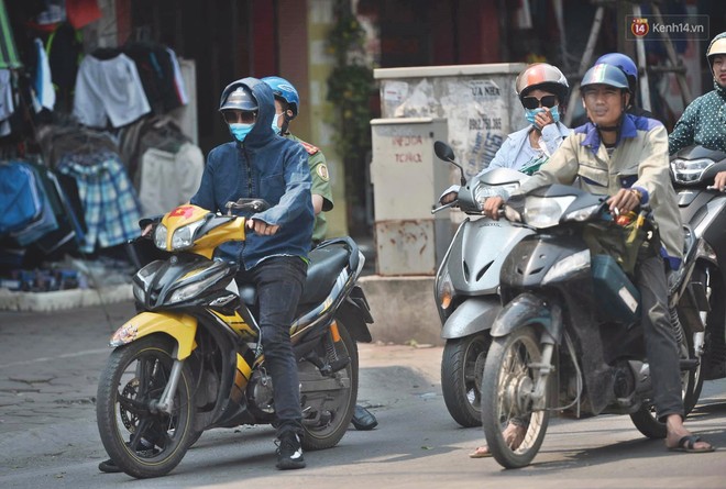 Hà Nội: Người dân, du khách nhăn mặt nhíu mày với nắng nóng 41 độ C giữa trưa hè - Ảnh 3.