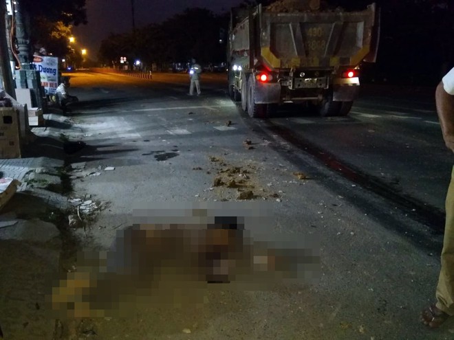 Đà Nẵng: Người phụ nữ chạy xe máy tử vong thương tâm dưới bánh xe tải - Ảnh 2.