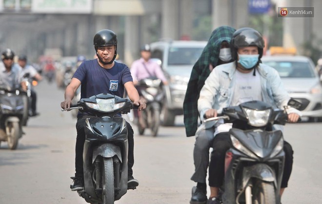 Hà Nội: Người dân, du khách nhăn mặt nhíu mày với nắng nóng 41 độ C giữa trưa Hè - Ảnh 11.