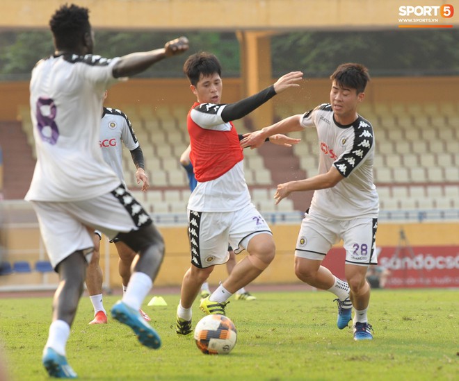 Cặp trung vệ Duy Mạnh - Đình Trọng tái xuất V.League ở trận đấu cực căng với CLB Hải Phòng - Ảnh 1.