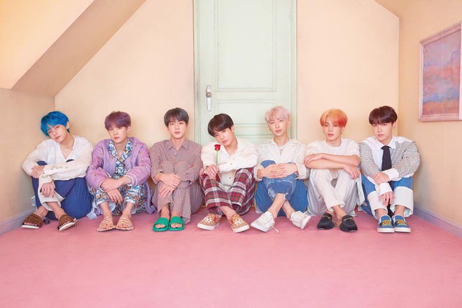 BTS tung thêm ảnh teaser: Một thành viên chơi trội với trang phục già dặn và đôi dép chói hơn mái ngói - Ảnh 1.