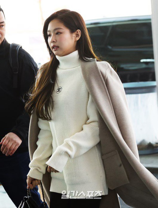 Jennie và Krystal thay đổi ra sao sau khi chia tay Kai: Có nhiều điểm giống đến không ngờ, chi tiết ngoại hình gây chú ý - Ảnh 3. Jennie và Krystal thay đổi ra sao sau khi chia tay Kai: Có nhiều điểm giống đến không ngờ, chi tiết ngoại hình gây chú ý - Ảnh 3.