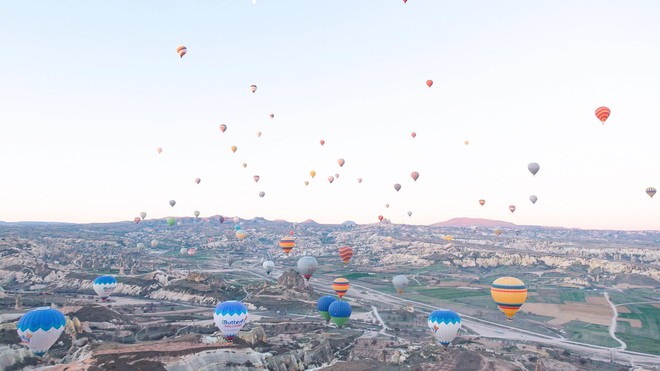 Loạt trải nghiệm cực đã của cô bạn người Việt tại Cappadocia (Thổ Nhĩ Kì): Ngủ trong hang, bay cùng khinh khí cầu, lái xe jeep qua thung lũng - Ảnh 1.