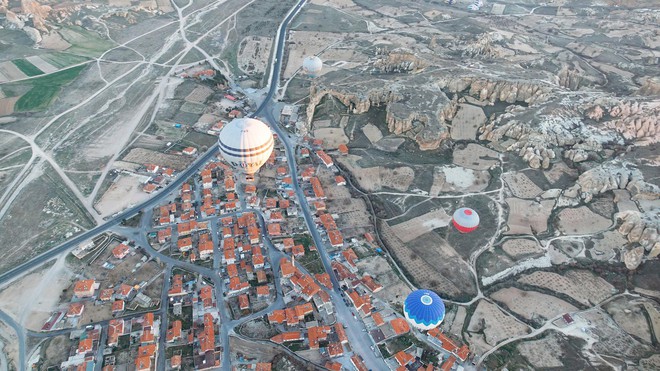 Loạt trải nghiệm cực đã của cô bạn người Việt tại Cappadocia (Thổ Nhĩ Kì): Ngủ trong hang, bay cùng khinh khí cầu, lái xe jeep qua thung lũng - Ảnh 11.