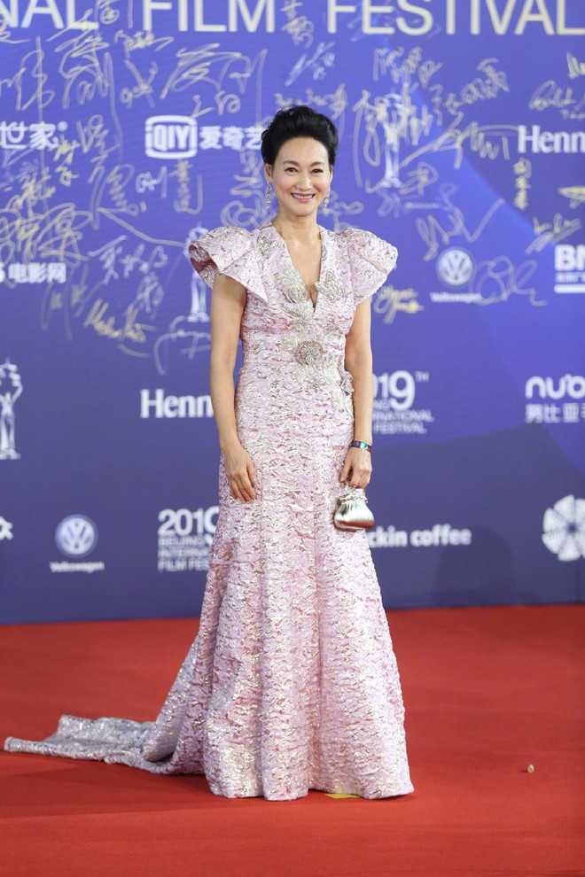 Bế mạc LHP Bắc Kinh: Bạn gái Luhan hoá công chúa yêu kiều, Đồng Lệ Á gây bão dù không đi thảm đỏ - Ảnh 15.