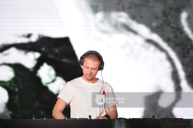 Sơn T&ugrave;ng M-TP h&aacute;t liền 4 bản hit đ&igrave;nh đ&aacute;m, c&ugrave;ng &ocirc;ng ho&agrave;ng nhạc Trance DJ Armin Van Buuren khuấy động h&agrave;ng ng&agrave;n kh&aacute;n giả H&agrave; th&agrave;nh - Ảnh 8.