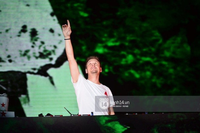 Sơn T&ugrave;ng M-TP h&aacute;t liền 4 bản hit đ&igrave;nh đ&aacute;m, c&ugrave;ng &ocirc;ng ho&agrave;ng nhạc Trance DJ Armin Van Buuren khuấy động h&agrave;ng ng&agrave;n kh&aacute;n giả H&agrave; th&agrave;nh - Ảnh 9.