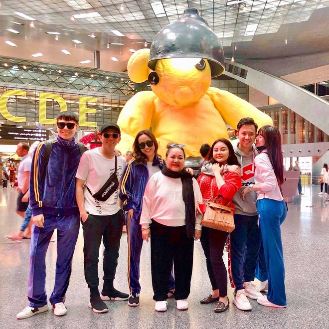 Trấn Th&agrave;nh v&agrave; Hari Won kho&aacute; m&ocirc;i nhau đắm đuối giữa đường phố Paris nhưng Trịnh Thăng B&igrave;nh mới l&agrave; t&acirc;m điểm ch&uacute; &yacute; - Ảnh 3.