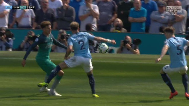 Nhờ Ngoại hạng Anh không có VAR, Man City thoát penalty hú vía trước đội bóng của Son Heung-min - Ảnh 1.