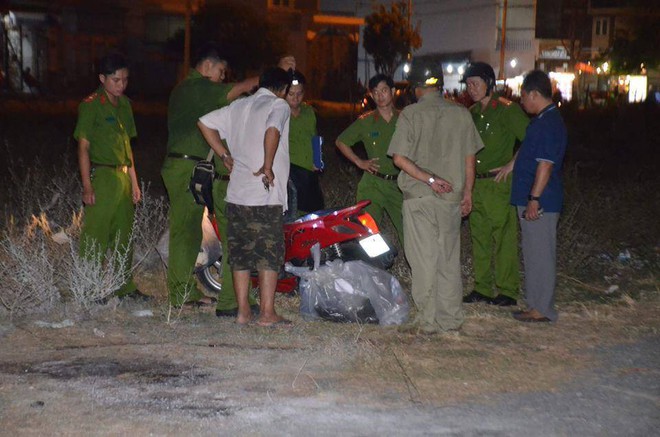 Đôi nam nữ bốc cháy dữ dội trên bãi đất trống ở Sài Gòn: Vợ tưới xăng lên mình và chồng rồi châm lửa đốt - Ảnh 1.