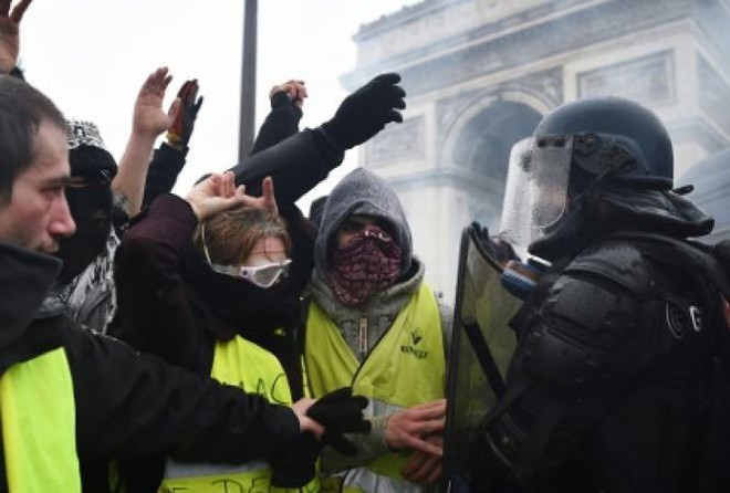 Người biểu tình Áo vàng tiếp tục xuống đường sau vụ cháy Nhà thờ Đức Bà Paris - Ảnh 1.