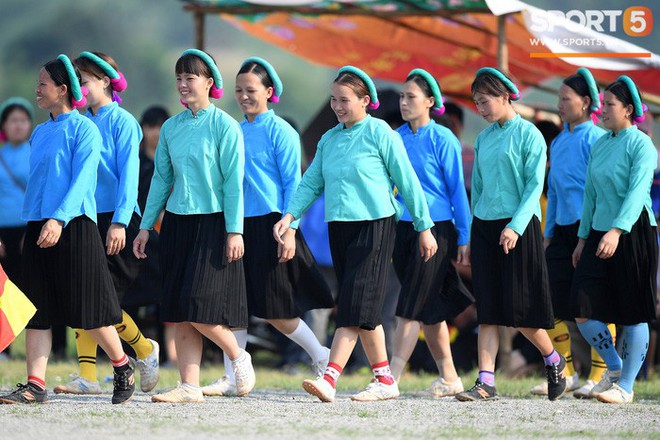 Cánh đàn ông địu con ngắm chị em mặc váy, xỏ giày biểu diễn bóng đá kỹ thuật chẳng kém Quang Hải - Ảnh 4.