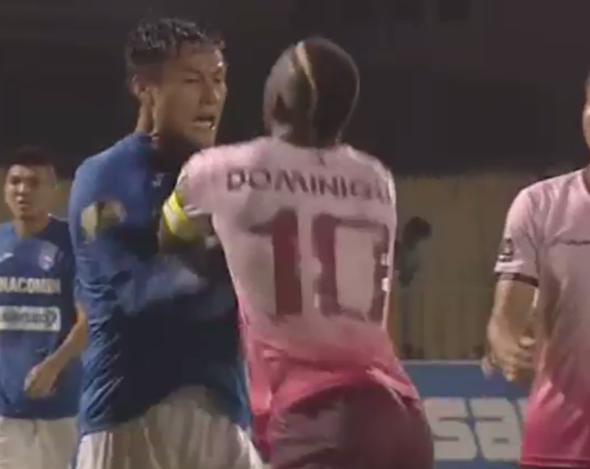 X&ocirc; ng&atilde; Mạc Hồng Qu&acirc;n, tiền đạo S&agrave;i G&ograve;n FC nhận thẻ đỏ v&igrave; lỗi đ&aacute;nh nguội v&agrave; phản ứng trọng t&agrave;i - Ảnh 1.