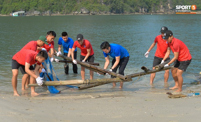 Cầu thủ Quảng Ninh và ông bầu trở thành CLB V.League đầu tiên tham gia Thử thách dọn rác - Ảnh 1.