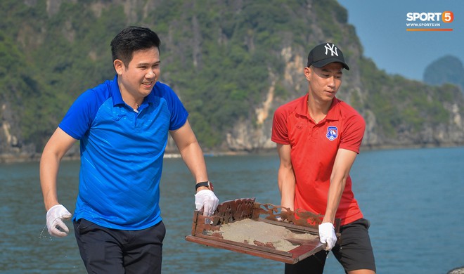 Cầu thủ Quảng Ninh và ông bầu trở thành CLB V.League đầu tiên tham gia Thử thách dọn rác - Ảnh 2.