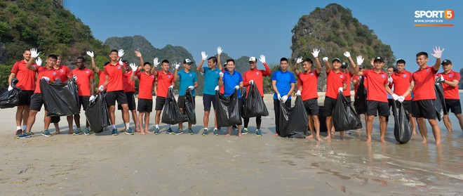 Cầu thủ Quảng Ninh v&agrave; &ocirc;ng bầu trở th&agrave;nh CLB V.League đầu ti&ecirc;n tham gia Thử th&aacute;ch dọn r&aacute;c - Ảnh 9.