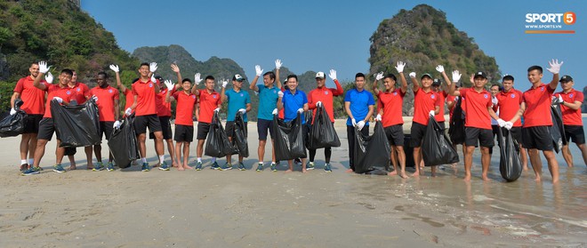 Cầu thủ Quảng Ninh và ông bầu trở thành CLB V.League đầu tiên tham gia Thử thách dọn rác - Ảnh 9.