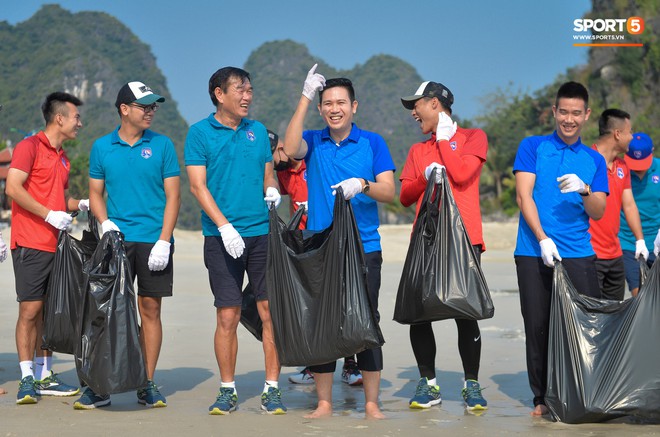 Cầu thủ Quảng Ninh và ông bầu trở thành CLB V.League đầu tiên tham gia Thử thách dọn rác - Ảnh 8.