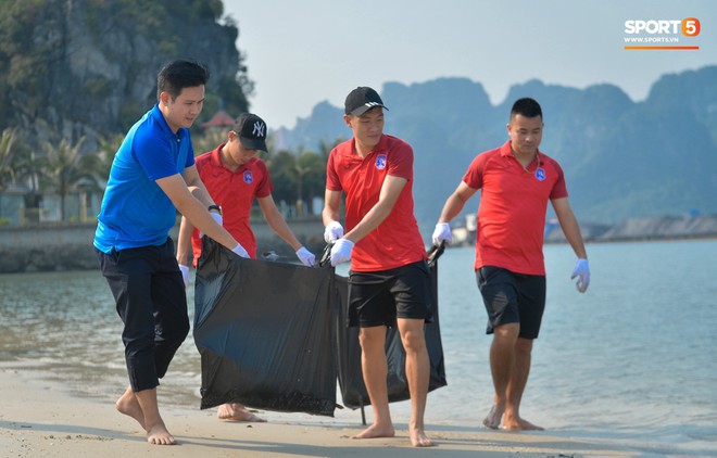 Cầu thủ Quảng Ninh và ông bầu trở thành CLB V.League đầu tiên tham gia Thử thách dọn rác - Ảnh 5.