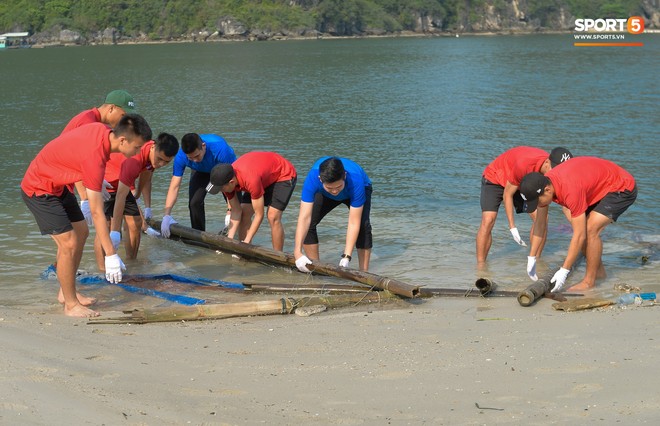 Cầu thủ Quảng Ninh và ông bầu trở thành CLB V.League đầu tiên tham gia Thử thách dọn rác - Ảnh 4.