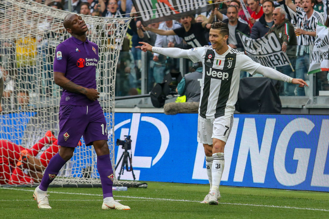 Ronaldo trở th&agrave;nh t&acirc;m điểm của m&agrave;n ăn mừng v&ocirc; địch c&oacute; một kh&ocirc;ng hai - Ảnh 4.