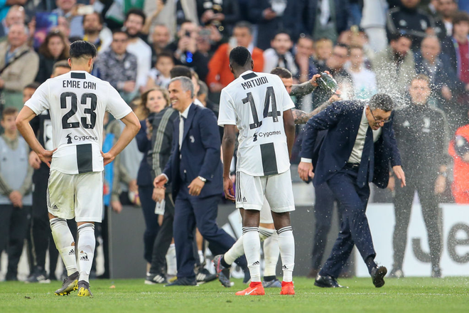 Ronaldo trở th&agrave;nh t&acirc;m điểm của m&agrave;n ăn mừng v&ocirc; địch c&oacute; một kh&ocirc;ng hai - Ảnh 12.