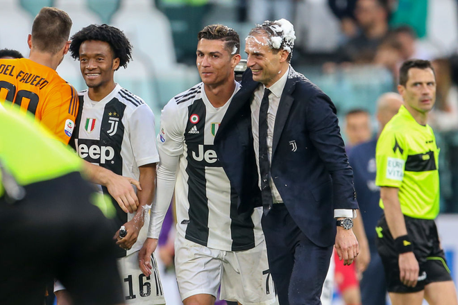 Ronaldo trở th&agrave;nh t&acirc;m điểm của m&agrave;n ăn mừng v&ocirc; địch c&oacute; một kh&ocirc;ng hai - Ảnh 11.
