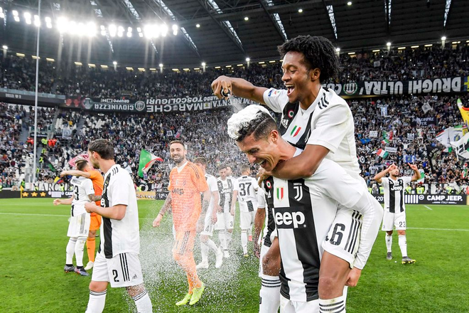 Ronaldo trở th&agrave;nh t&acirc;m điểm của m&agrave;n ăn mừng v&ocirc; địch c&oacute; một kh&ocirc;ng hai - Ảnh 8.