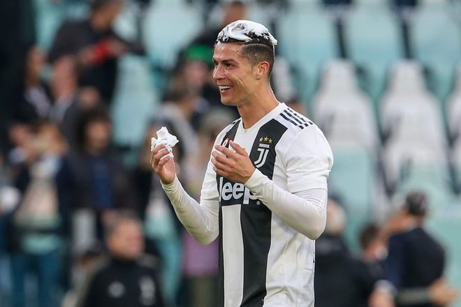 Ronaldo trở thành tâm điểm của màn ăn mừng vô địch có một không hai - Ảnh 7.